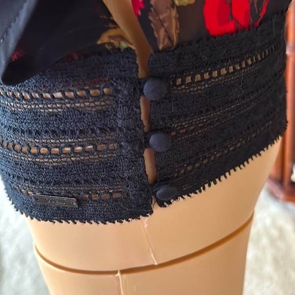 Brand New Guess Black Cold Shoulder Crochet Lace Top w/ Red Rose Floral Design - Picture 12 of 15